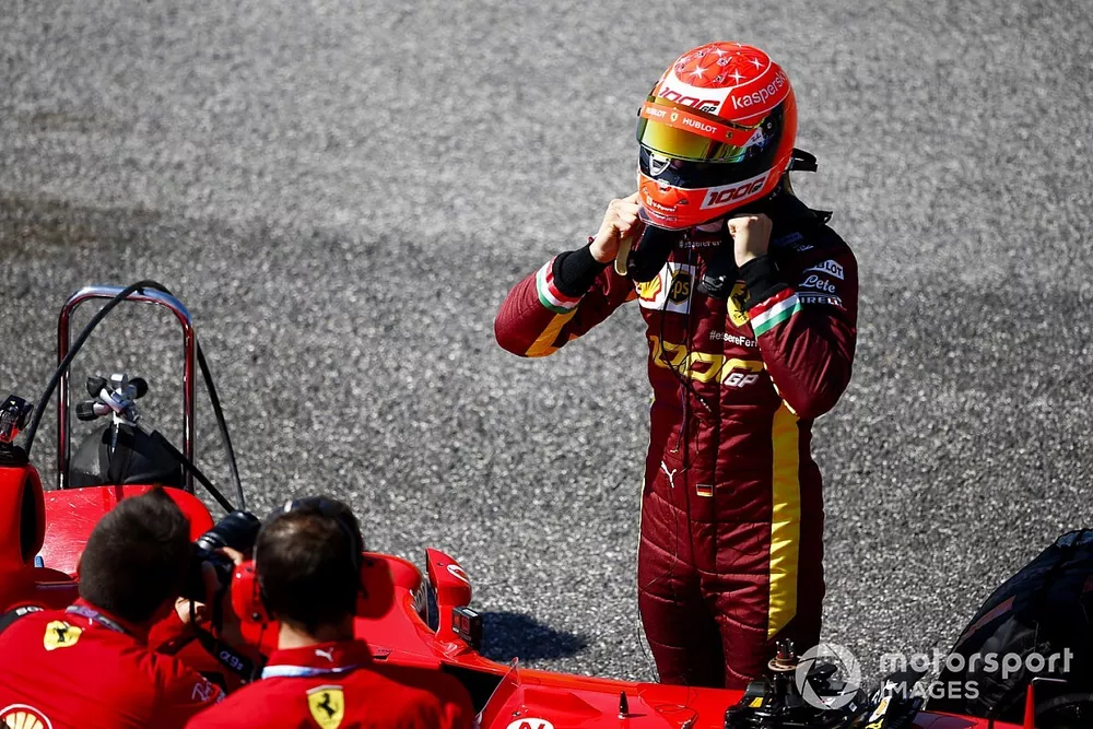 Mick Schumacher se prepara para conducir el Ferrari F2004