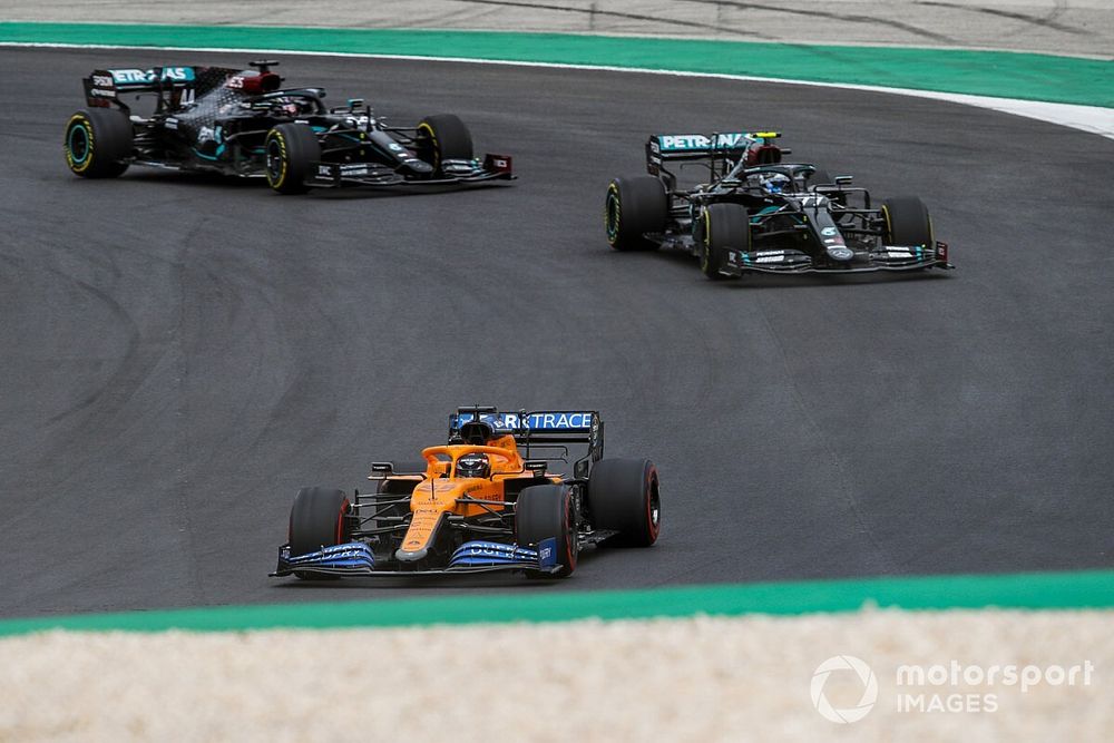 Carlos Sainz Jr., McLaren MCL35, Valtteri Bottas, Mercedes F1 W11, Lewis Hamilton, Mercedes F1 W11
