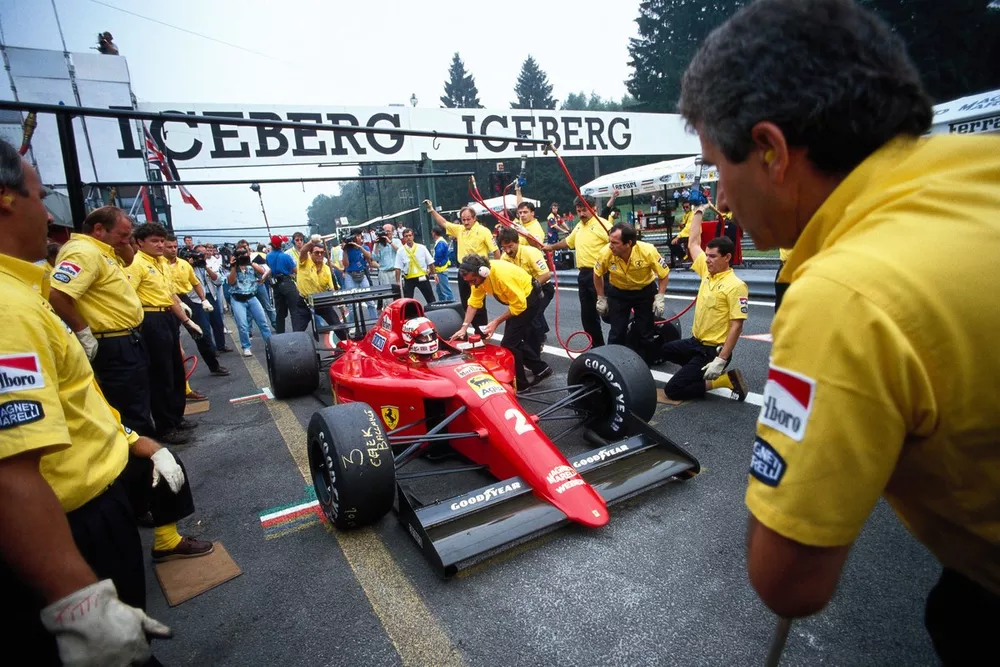 Nigel Mansell, Ferrari 641/2, makes a pitstop.