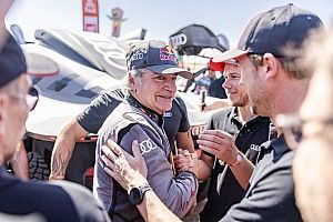La bendici&oacute;n de un cura para que Sainz ganara el Dakar 2024
