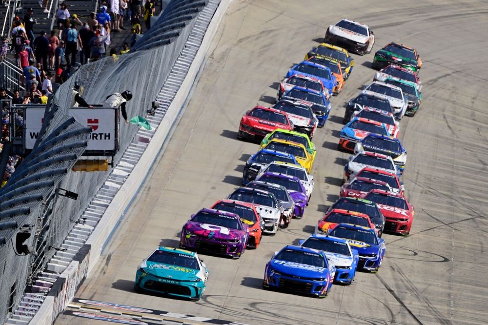 Denny Hamlin, Joe Gibbs Racing, Mavis Tire Toyota Camry and Kyle Larson, Hendrick Motorsports, HendrickCars.com Chevrolet Camaro