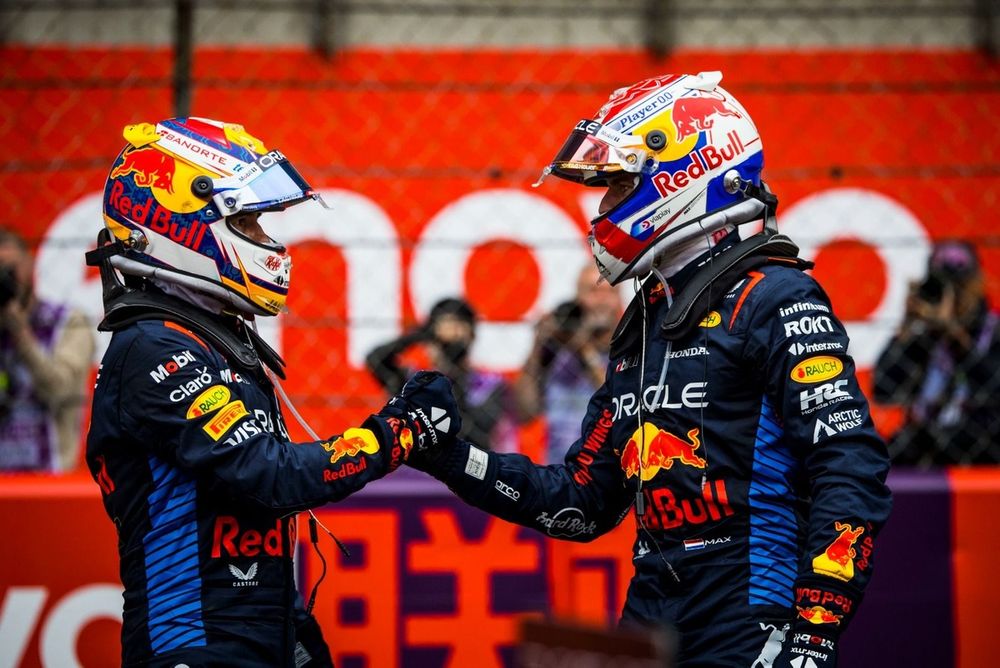 Ganador Max Verstappen, y Sergio Pérez, Red Bull Racing, tercero