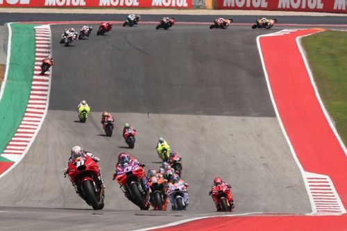 Los pilotos de MotoGP cuentan con Liberty para atraer m&aacute;s p&uacute;blico