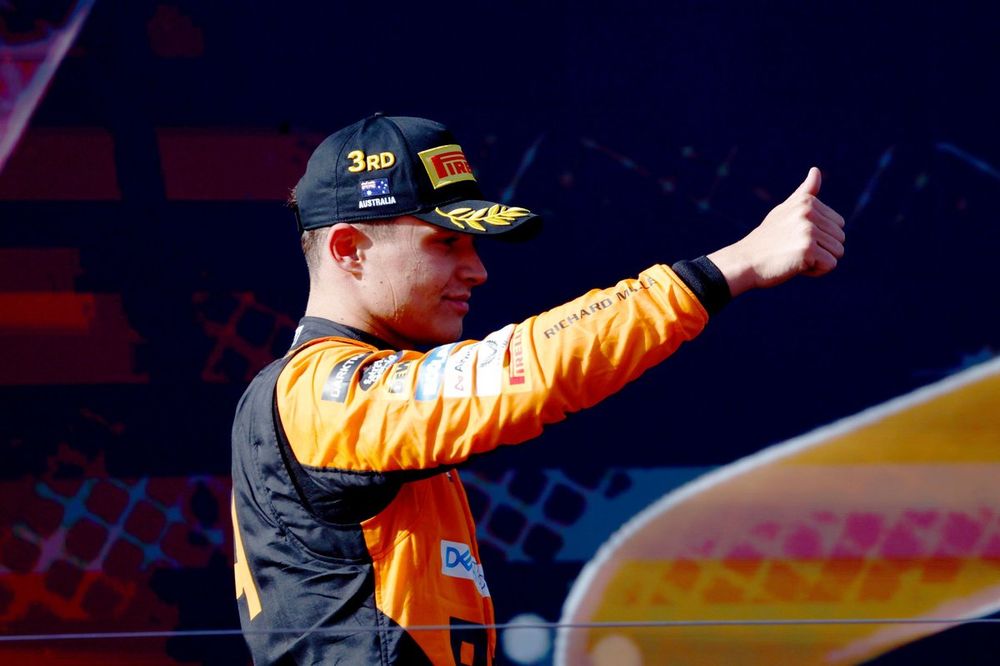 Lando Norris, da equipe McLaren F1, 3ª posição, faz um sinal de positivo no pódio