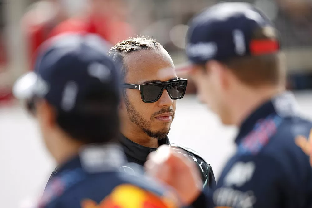 Lewis Hamilton, Mercedes speaks to Max Verstappen, Red Bull Racing and Sergio Perez, Red Bull Racing 