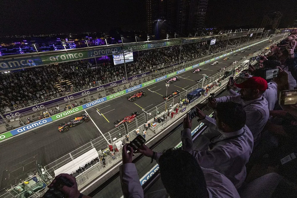 Sergio Perez, Red Bull Racing RB18, Charles Leclerc, Ferrari F1-75, et le reste des monoplaces au d&eacute;part