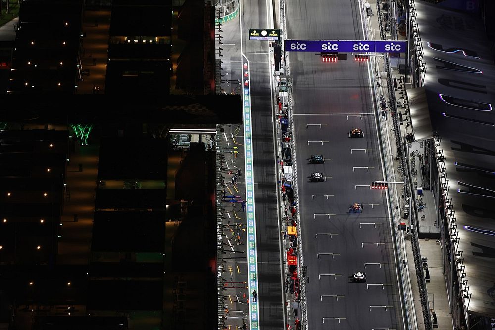 Los pilotos practican sus procedimientos de salida al final de la FP2