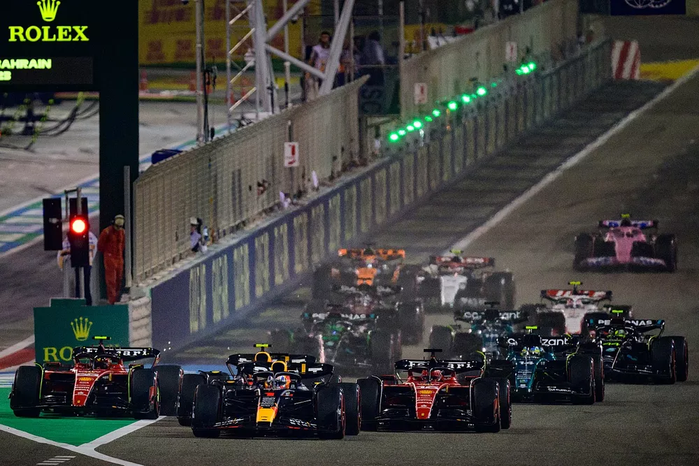 Start action, Max Verstappen, Red Bull Racing RB19 leads