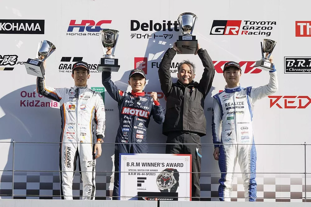 表彰台：野尻智紀（TEAM MUGEN）、坪井翔（P.MU／CERUMO・INGING）、山下健太（KONDO RACING）
