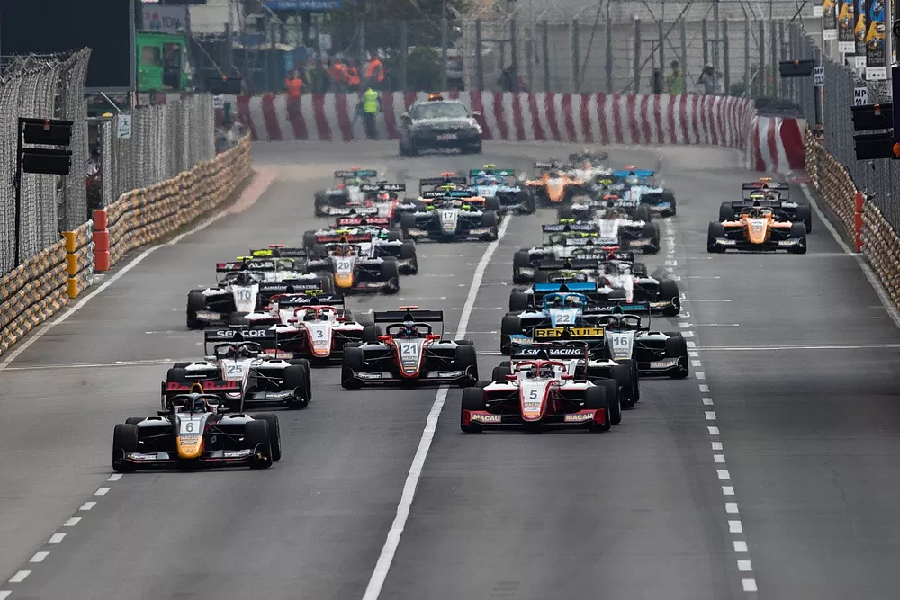 Start action, J&uuml;ri Vips, Hitech Grand Prix