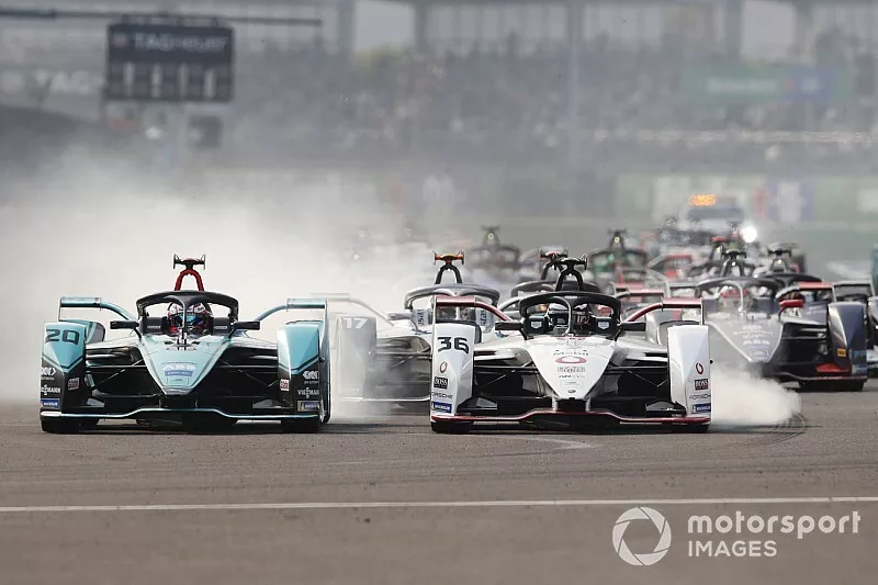 Mitch Evans, Jaguar Racing, Jaguar I-Type 4 battles with Andre Lotterer, Porsche, Porsche 99x Electric 