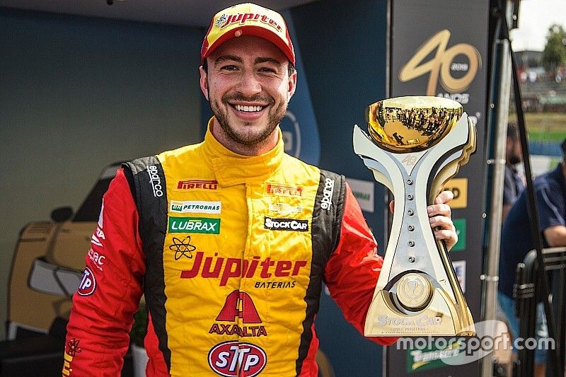 Gabriel Casagrande exibe troféu de pole position da etapa de Cascavel