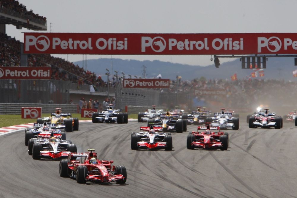 Felipe Massa, Ferrari F2008, Lewis Hamilton, McLaren MP4-23 Mercedes, Heikki Kovalainen, McLaren MP4-23 Mercedes, and Kimi Raikkonen, Ferrari F2008, lead te field at start