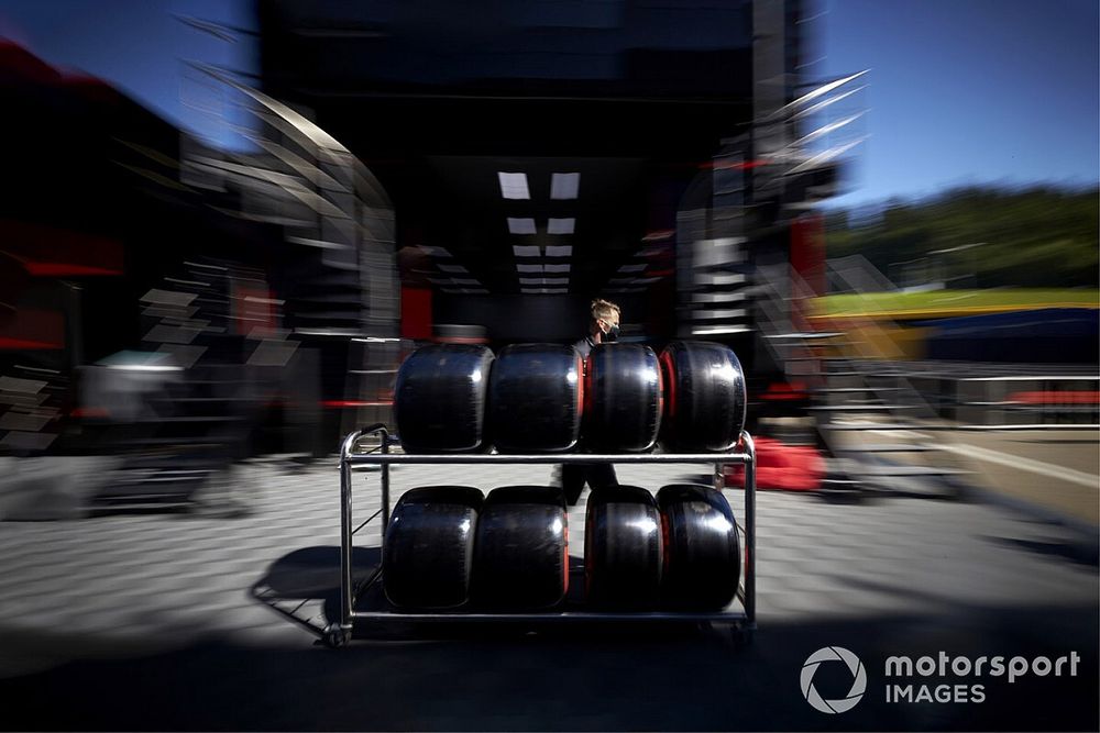 Mec&aacute;nico de Mercedes-AMG Petronas F1 con neum&aacute;ticos Pirelli