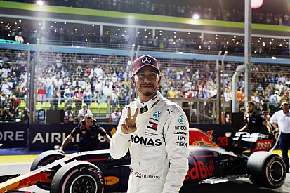 Hamilton da el golpe con una pole "épica" en Singapur