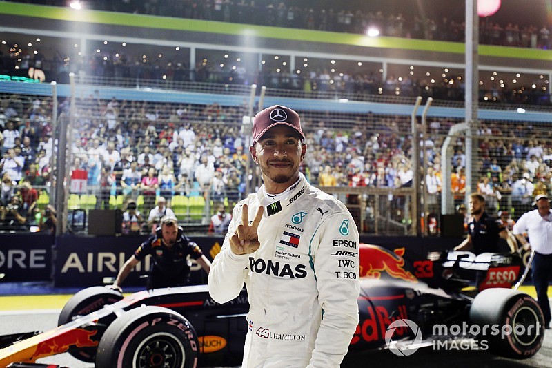 Fotogallery: Lewis Hamilton brilla nelle Qualifiche del GP di Singapore