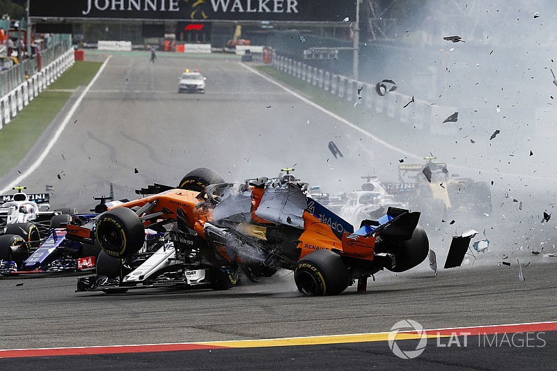 Verstappen szerint az emberek eltúlozzák Leclerc balesetét, de örül a Halónak