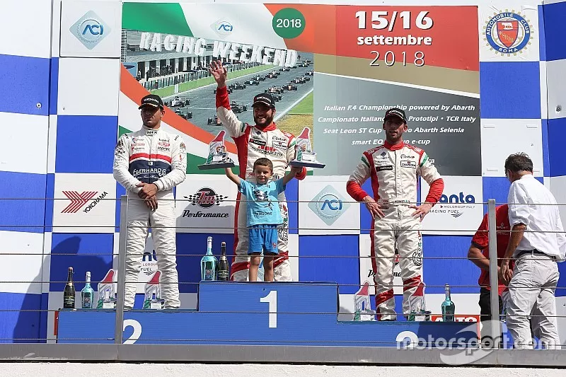 Podio Gara 2: il secondo classificato Claudio Giudice, Scuderia Giudici, il vincitore della gara Andrea Gagliardini, Best Lap, il terzo classificato Lorenzo Pegoraro, Best Lap