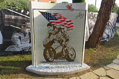 In beeld: Monument ter nagedachtenis aan Nicky Hayden onthuld