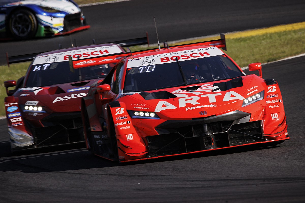 ARTA、2台揃って上位争うもまさかの共倒れ。3番手走行の8号車にはガス