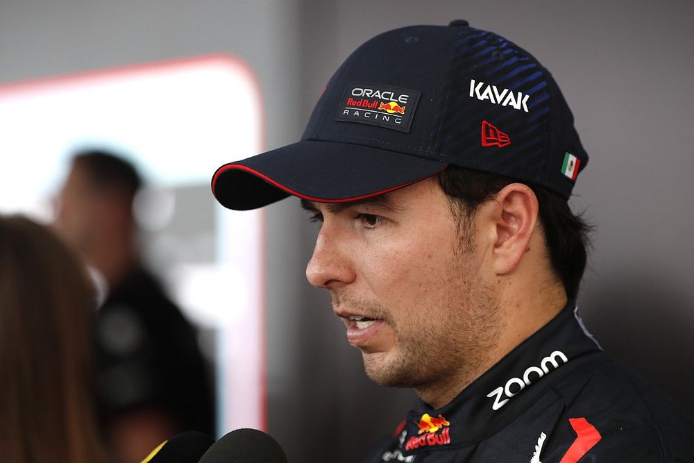 Sergio Pérez, Red Bull Racing, es entrevistado en el podio