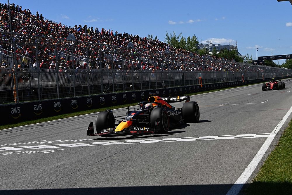 Max Verstappen, Red Bull Racing RB18, Carlos Sainz, Ferrari F1-75