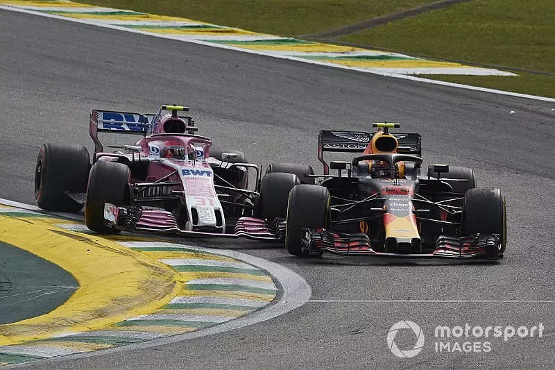 Max Verstappen, Red Bull Racing RB14, en Esteban Ocon, Racing Point Force India VJM11, maken contact