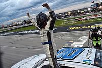 Custer gana en Texas con un dram&aacute;tico rebase a Reddick