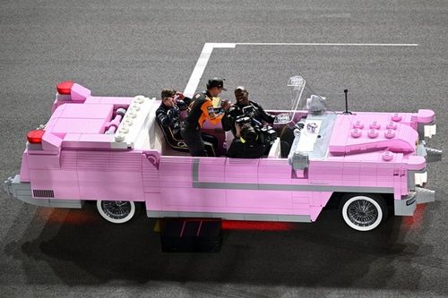 La nueva faceta de Verstappen: 'act&uacute;a' en un Cadillac de 1950... &iexcl;de LEGO!