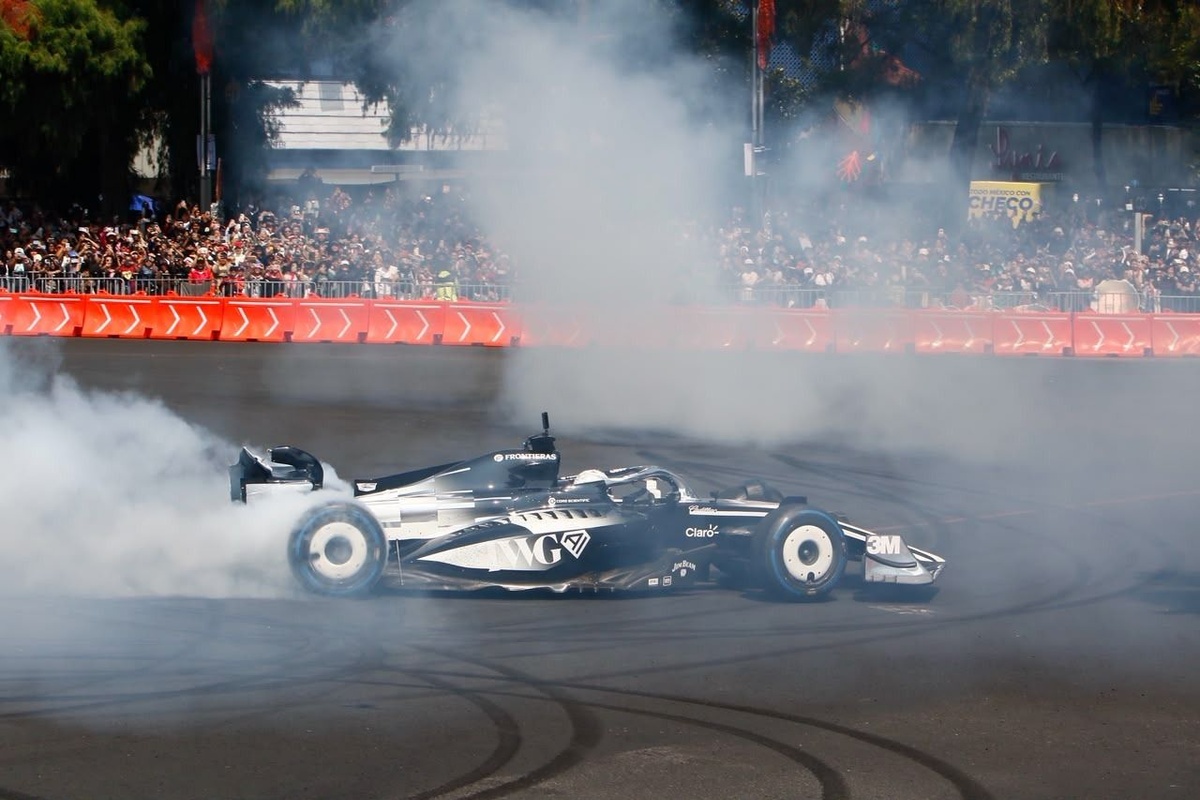 Checo Pérez completa un show run en la Ciudad de México con un F2 con decoración Cadillac