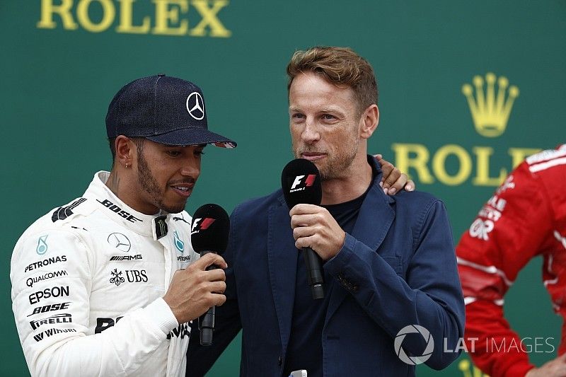 Ganador de la carrera Lewis Hamilton, Mercedes AMG F1, es entrevistado por Jenson Button, McLaren, e