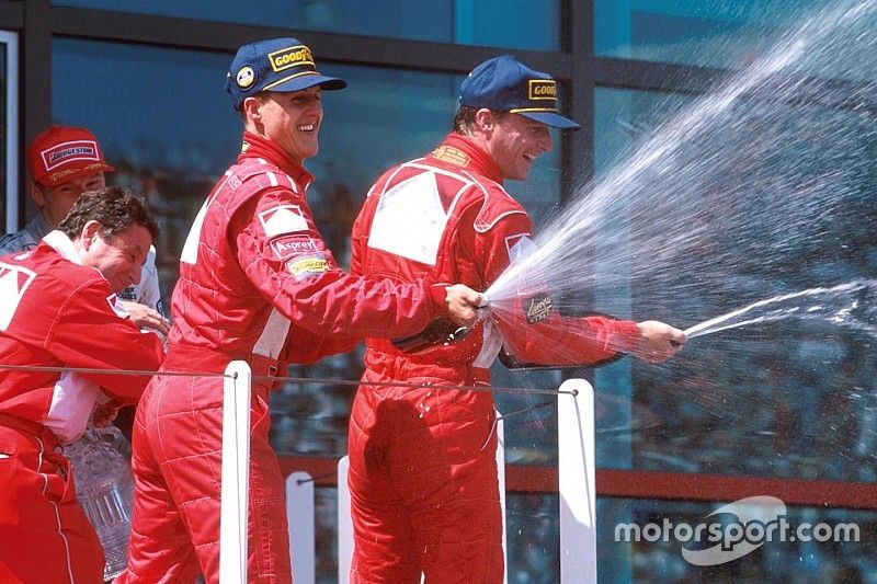 Podio: ganador de la carrera Michael Schumacher, Ferrari, segundo lugar Eddie Irvine, Ferrari, terce