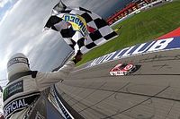 Kyle Larson gana en la Auto Club 400; Suárez se mete al Top 10