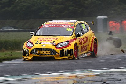 Nach Massencrash in Croft: BTCC-Fahrer Davenport im Koma