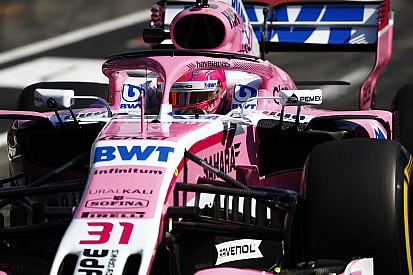 Videón, ahogy Ocon majdnem belerohan a McLarenbe a Német Nagydíjon