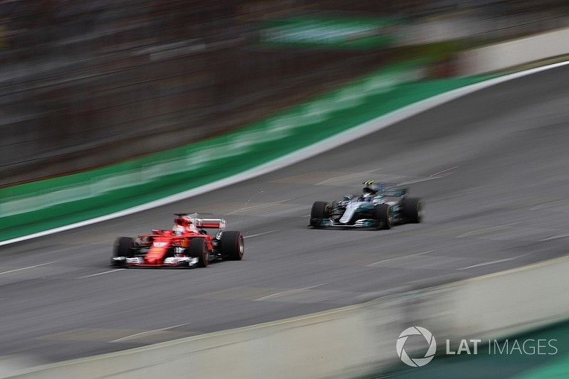 Sebastian Vettel, Ferrari SF70H y Valtteri Bottas, Mercedes-Benz F1 W08 saca chispas