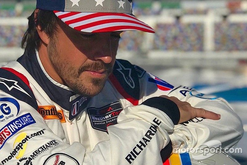 Fernando Alonso, United Autosports posa durante una sesi&oacute;n de fotos