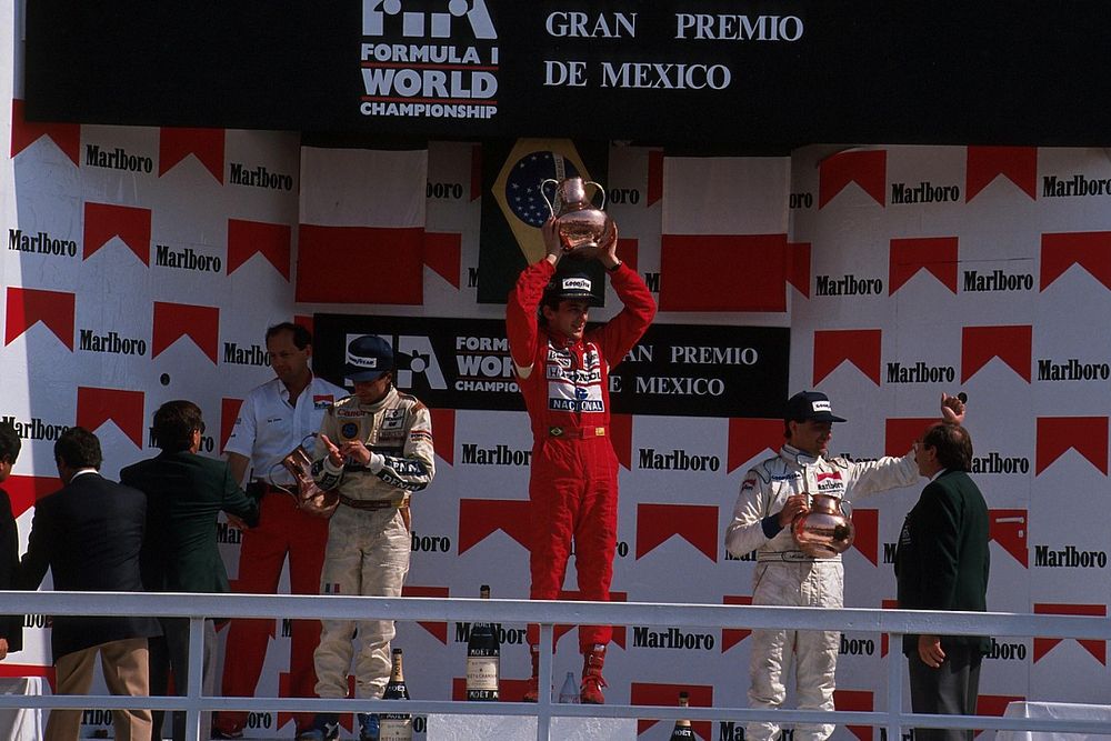 Podio: ganador de la carrera Ayrton Senna, McLaren