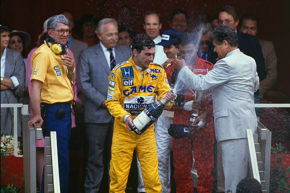 Podio: ganador carrera Ayrton Senna, Team Lotus con Lotus Jefe Peter Warr, que recogi&oacute; el trofeo de constructores
