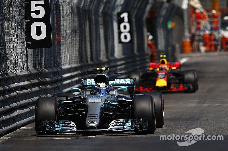 Valtteri Bottas, Mercedes AMG F1 W08; Max Verstappen, Red Bull Racing RB13