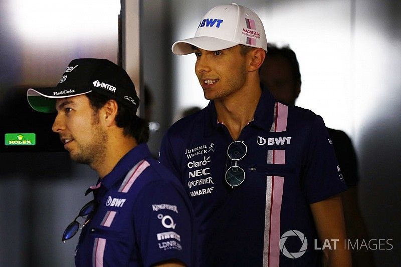 Esteban Ocon, Force India, Sergio Pérez, Force India en la conferencia de prensa de la FIA