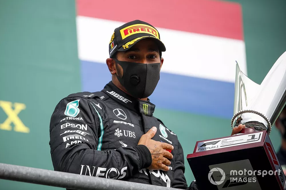Il vincitore Lewis Hamilton, Mercedes-AMG F1 festeggia sul podio con il trofeo