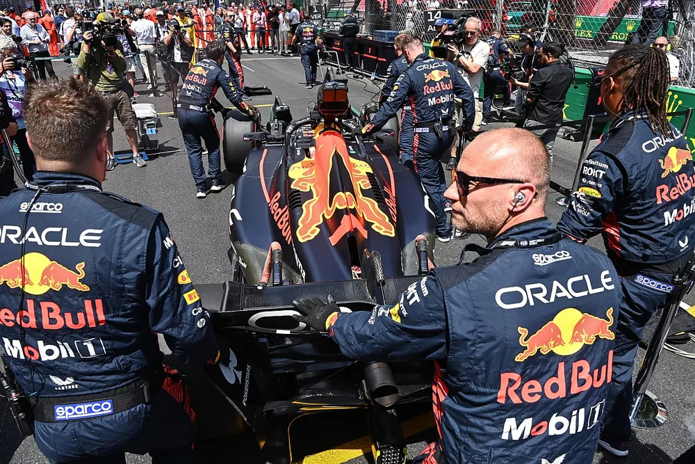 Mechanics on the grid with Max Verstappen, Red Bull Racing RB19