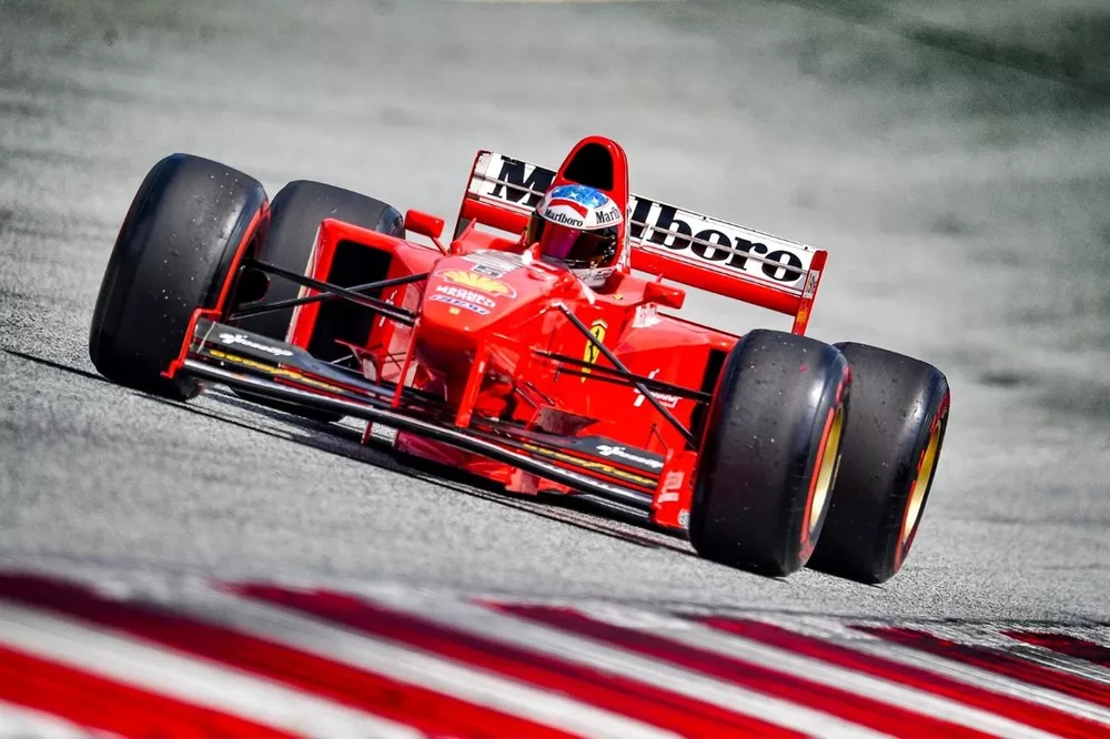 80歳のおじいちゃんがシューマッハーになりきりフェラーリF1をドライブ