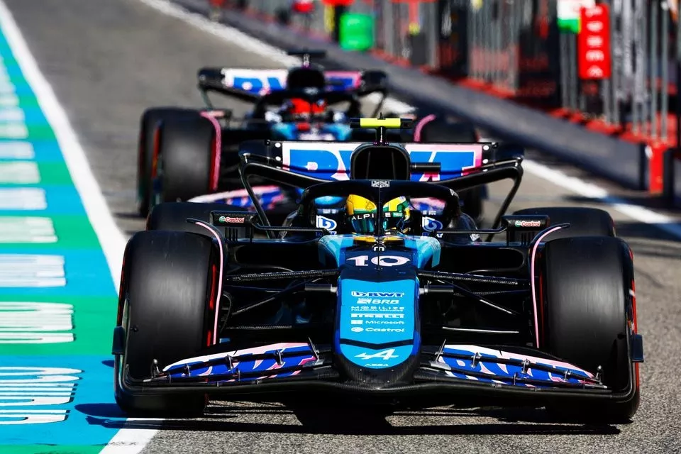 Pierre Gasly, Alpine A524, Esteban Ocon, Alpine A524, uit de pitstraat