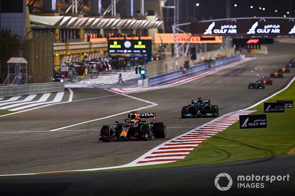 Max Verstappen, Red Bull Racing RB16B, Lewis Hamilton, Mercedes W12