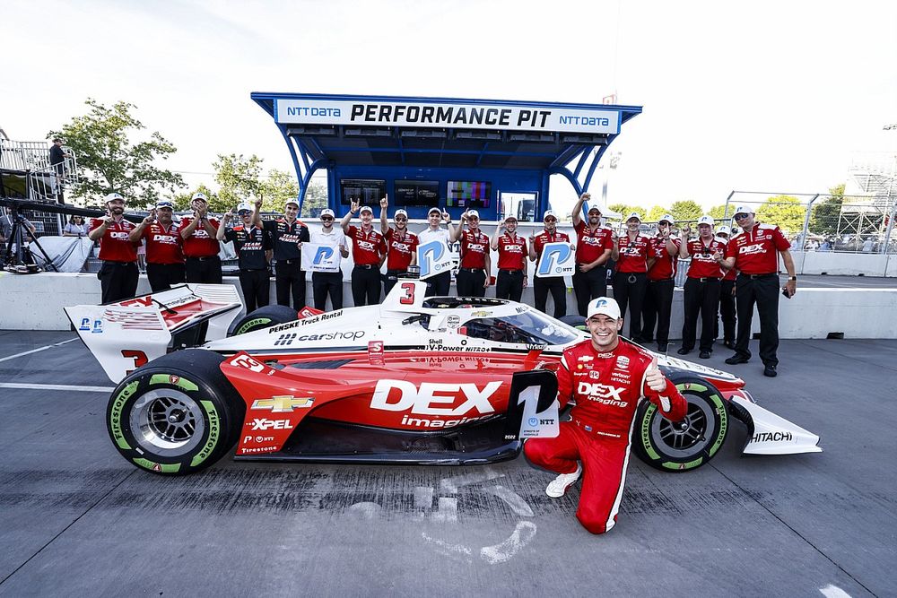 El ganador del premio NTT P1, Scott McLaughlin, del equipo Penske Chevrolet, celebra su pole position con el equipo