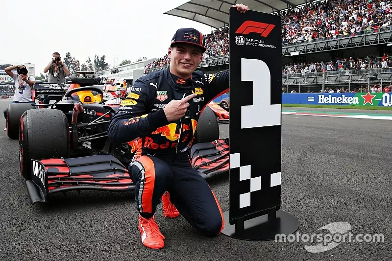 Max Verstappen viert pole-position in Mexico, voordat hij drie plaatsen gridstraf zou ontvangen.