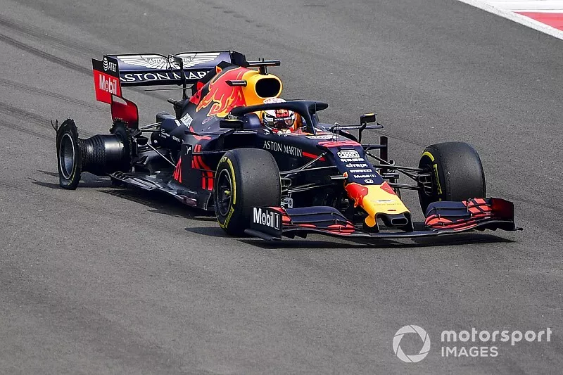 Max Verstappen, Red Bull Racing RB15, si dirige ai box con una foratura