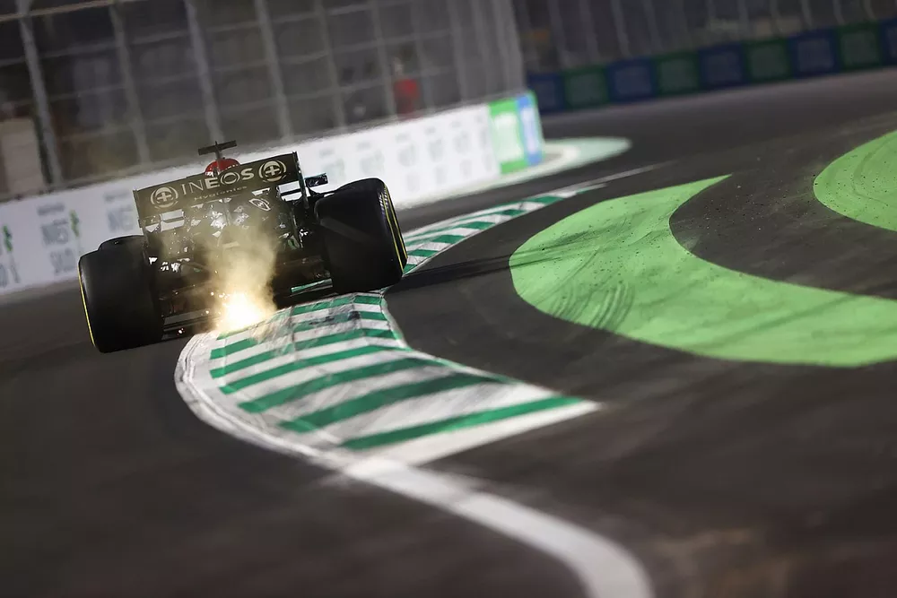 Des &eacute;tincelles sortent de l'arri&egrave;re de la monoplace de Lewis Hamilton, Mercedes W12
